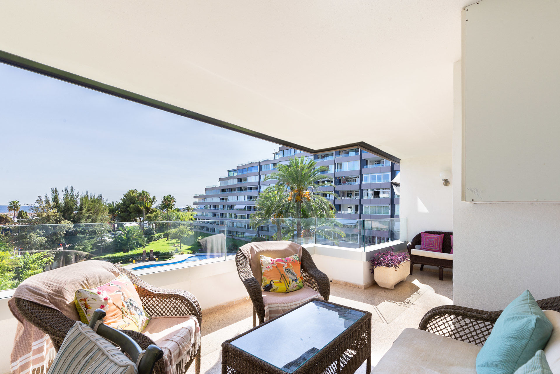 Sonniges Apartment mit Pool und Meerblick in Portals Nous Neptunus International