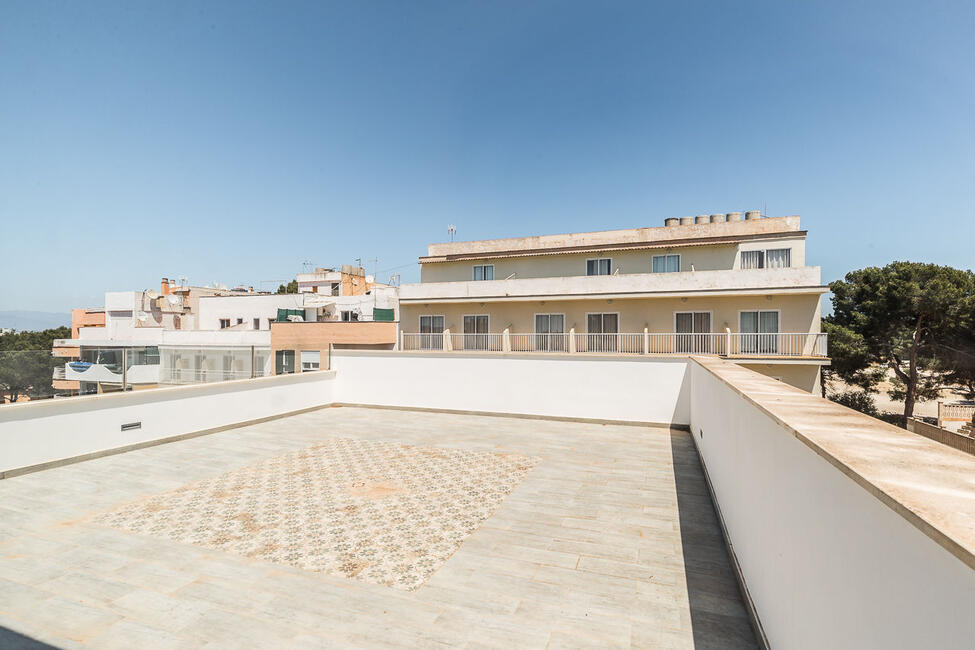 Neubau-Gebäude mit 4 Apartments und 4 Geschäftsräumen in Arenal
