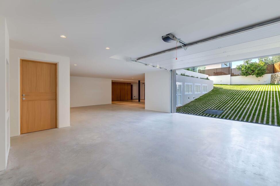 Wunderschöne Neubau-Villa mit traumhaften Poolbereich und Gästeapartment in Bendinat