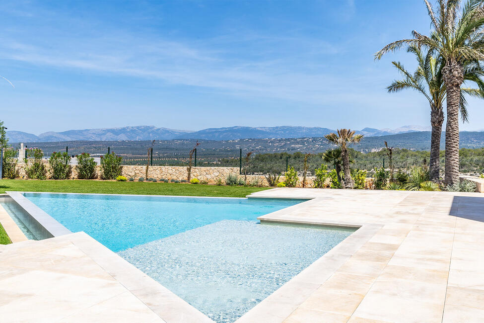 Luxus Neubau-Villa mit Innen- und Aussenpool in Son Gual
