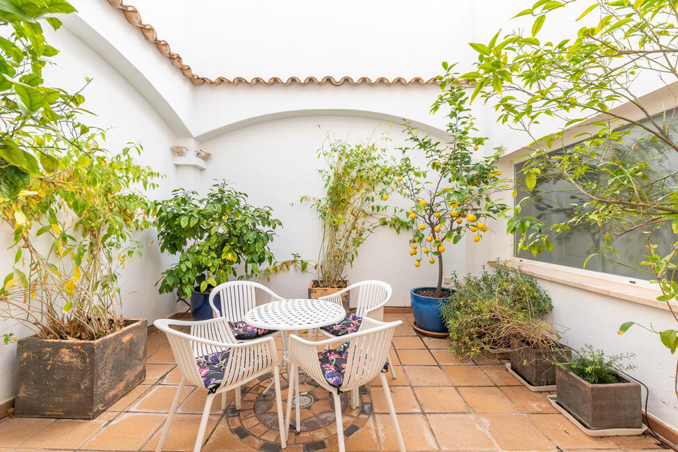 Luxury villa in 1st sea line with rental license in Camp de Mar