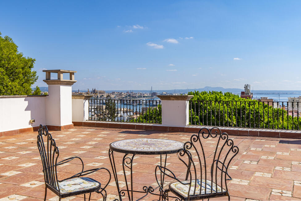 Casa señorial reformada con vistas al mar y piscina a los pies del Castillo de Bellver en Palma