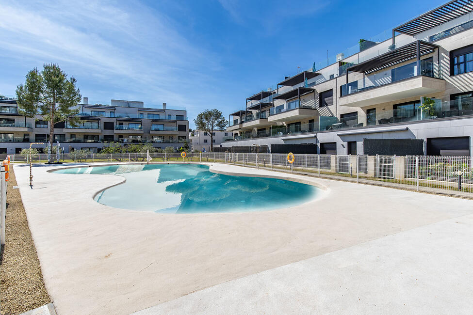 Moderno piso ajardinado con piscina comunitaria en Santa Ponsa