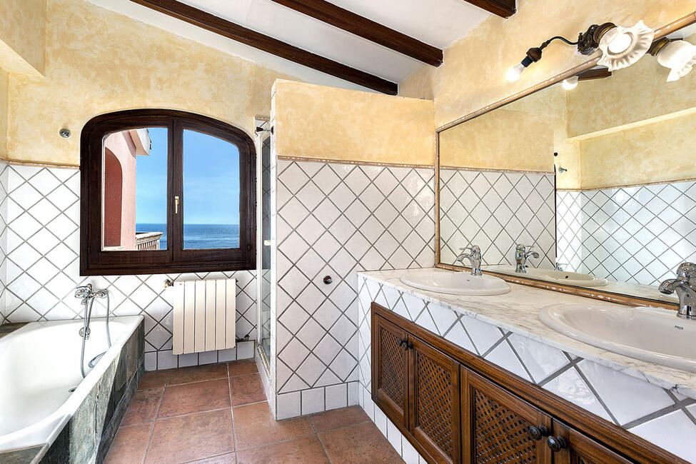 Traditionelle Meerblick-Villa mit Pool in Camp de Mar