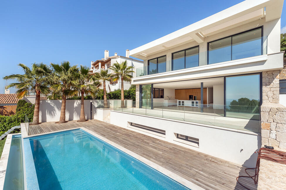 Moderna villa de nueva construcción con piscina e impresionantes vistas al mar en Portals Nous