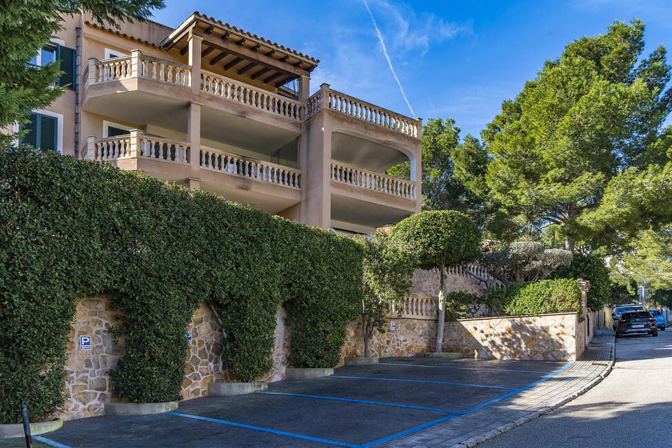 Estupendo ático con vistas a la montaña y piscina comunitaria en Puerto Andratx