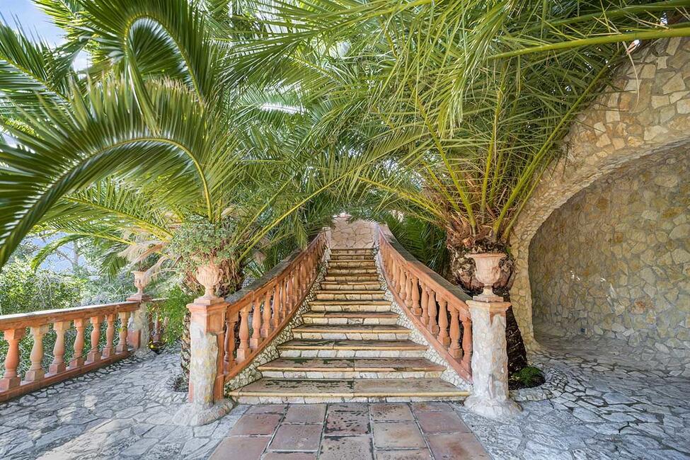 Villa de cuento de hadas con vistas al mar, piscina y estudio en Génova