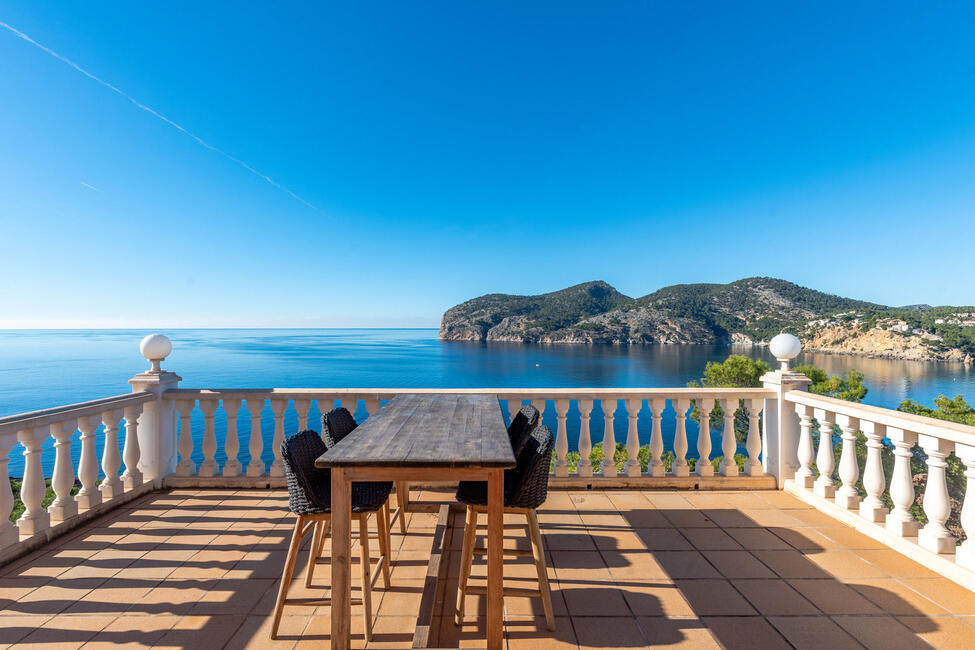 Luxury villa in 1st sea line with rental license in Camp de Mar