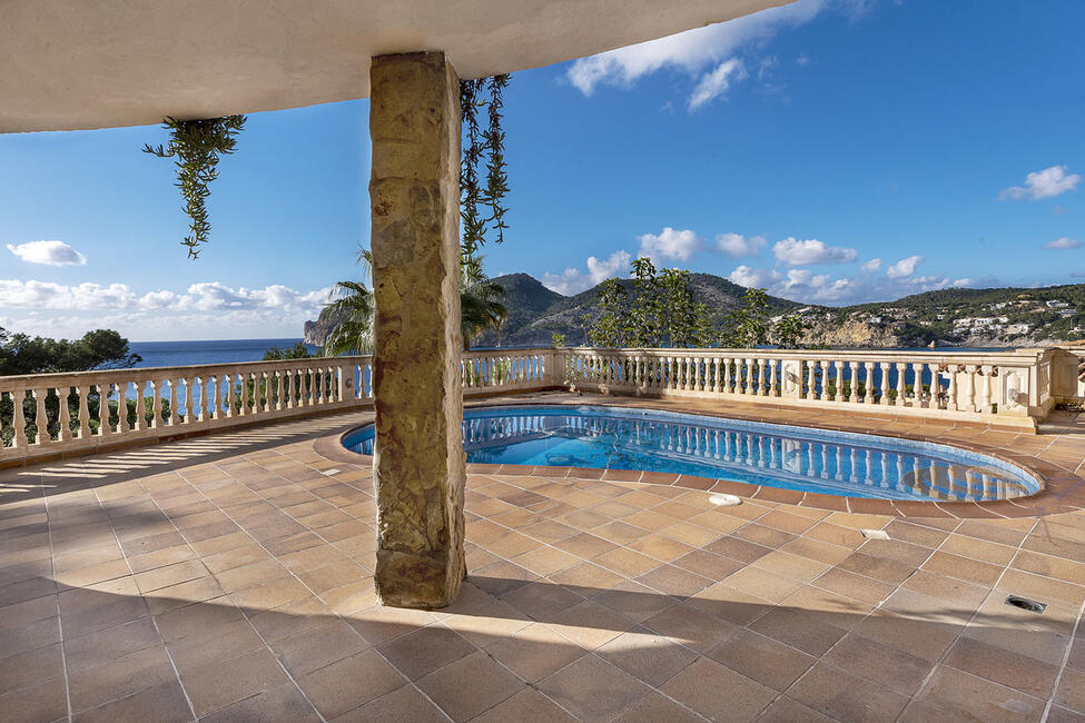 Traditionelle Meerblick-Villa mit Pool in Camp de Mar