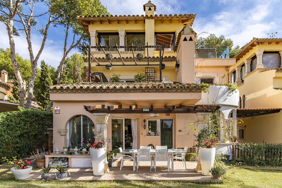 Charmante Villa mit Meerweitsicht in exklusiver Anlage mit Meerzugang in Santa Ponsa