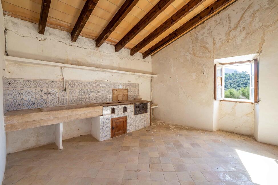 Renovierungsbedürftige Finca mit 710.000 m2 Grundstück in Escorca