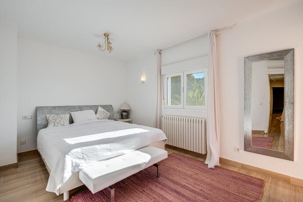 Luxury villa in 1st sea line with rental license in Camp de Mar