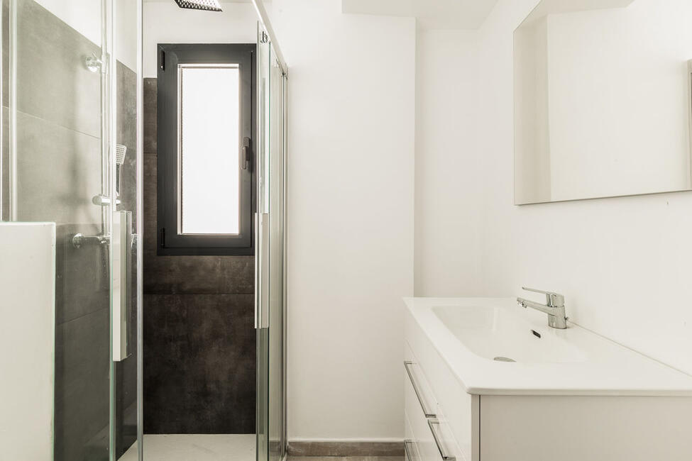 Neubau-Gebäude mit 4 Apartments und 4 Geschäftsräumen in Arenal