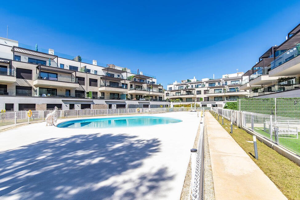 Moderno piso ajardinado con piscina comunitaria en Santa Ponsa