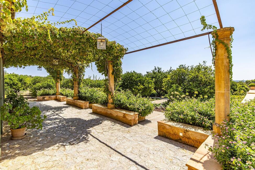 Exclusiva finca rústica con piscina y magníficas vistas a la montaña en Santa María