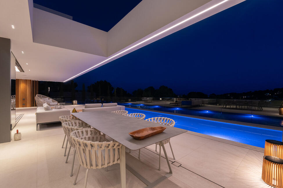 Villa de lujo de nueva construcción con piscina y vistas parciales al mar en Cala Vinyes