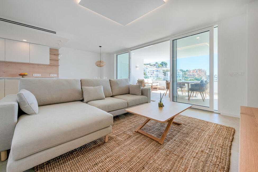 Luxuriously renovated apartment in 1st sea line in Illetas