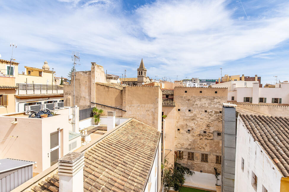 Elegante ático en el casco antiguo con terraza en la azotea y garaje en Palma