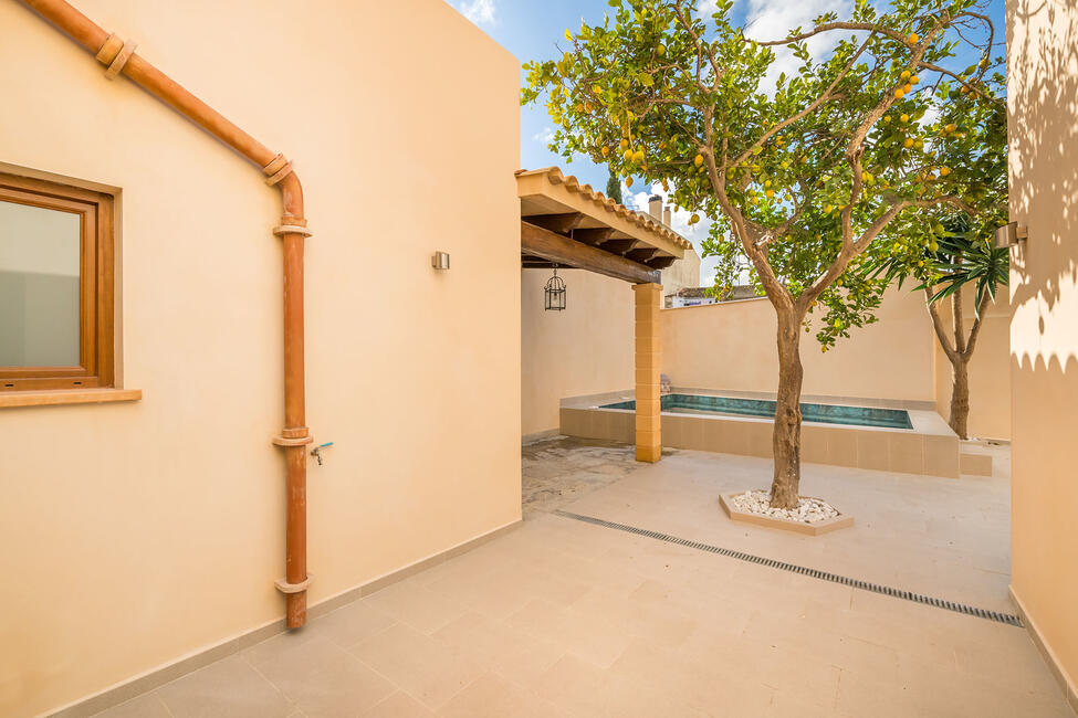 Chic casa de pueblo con licencia de alquiler de vacaciones y patio con piscina en Capdepera