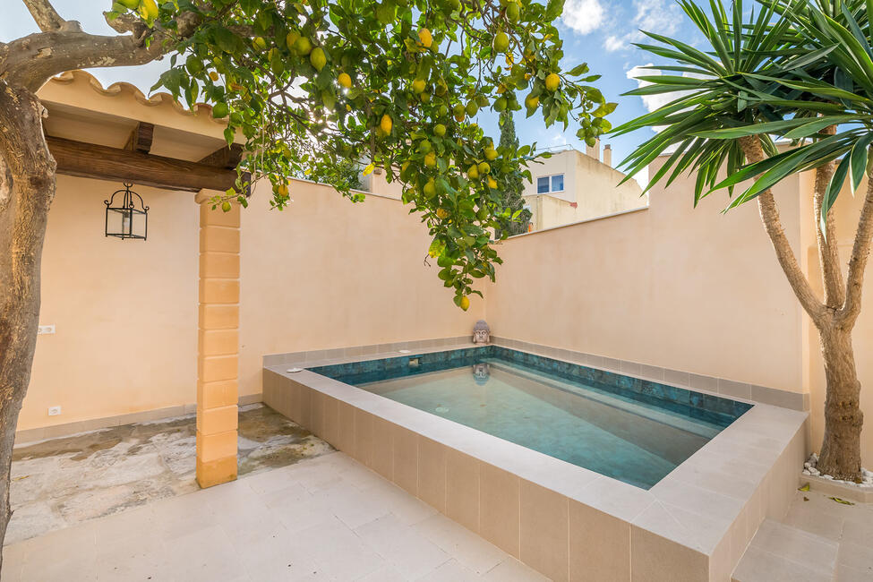 Schickes Stadthaus mit Ferienvermietlizenz und Patio mit Pool in Capdepera