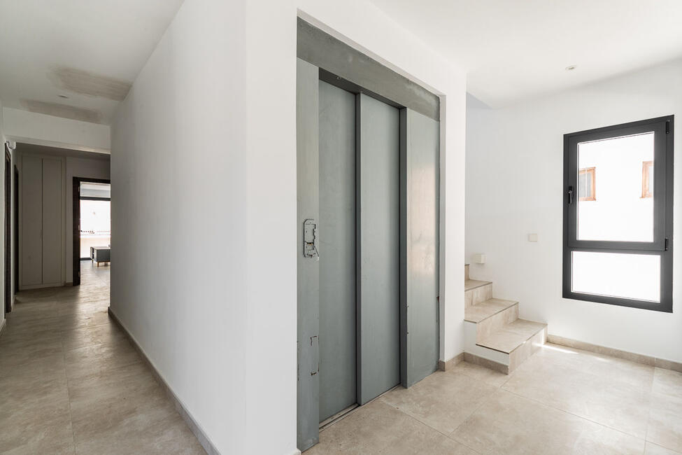 Neubau-Gebäude mit 4 Apartments und 4 Geschäftsräumen in Arenal