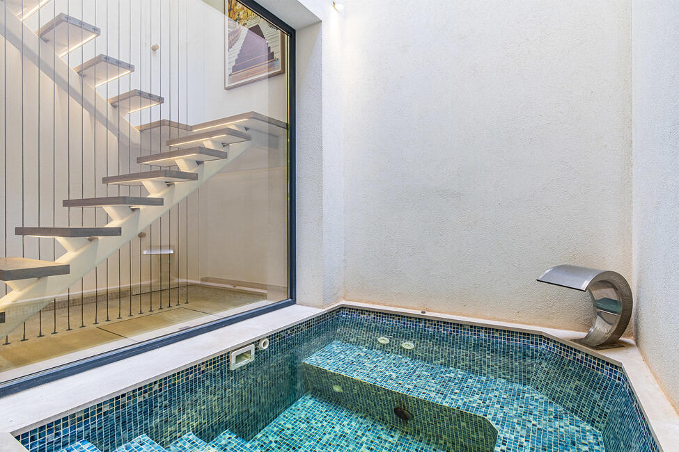 Hochwertig renoviertes Stadthaus mit Meerblick, Fahrstuhl und 2 Pools in Santa Catalina