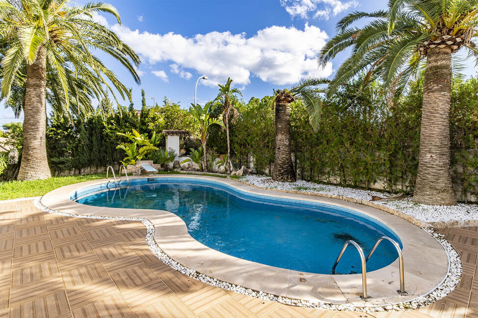 Mediterrane, renovierungsbedürftige Villa mit Pool, in Strandnähe in Palmanova