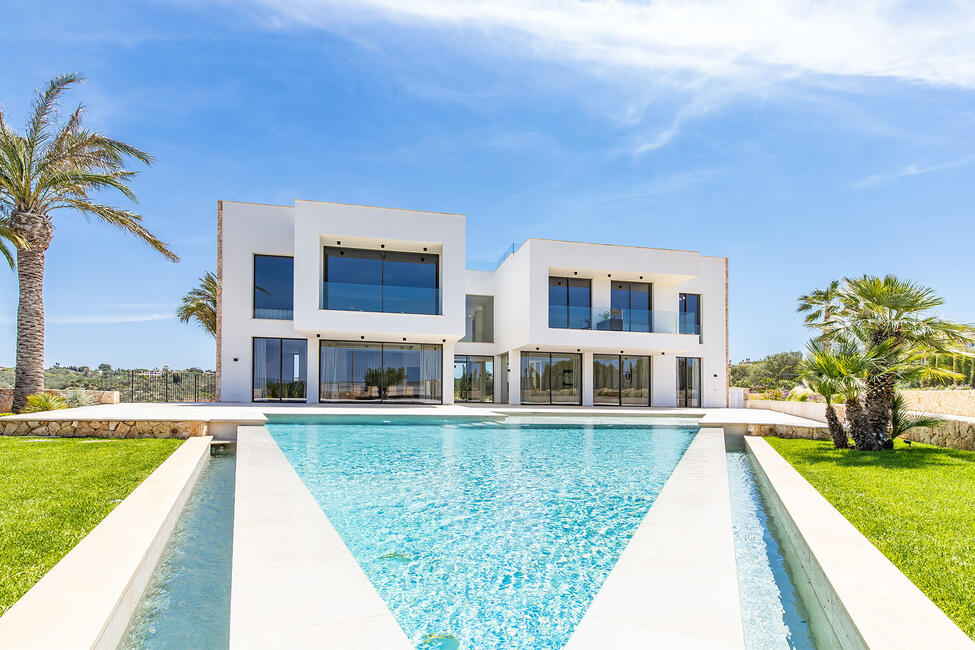 Luxus Neubau-Villa mit Innen- und Aussenpool in Son Gual