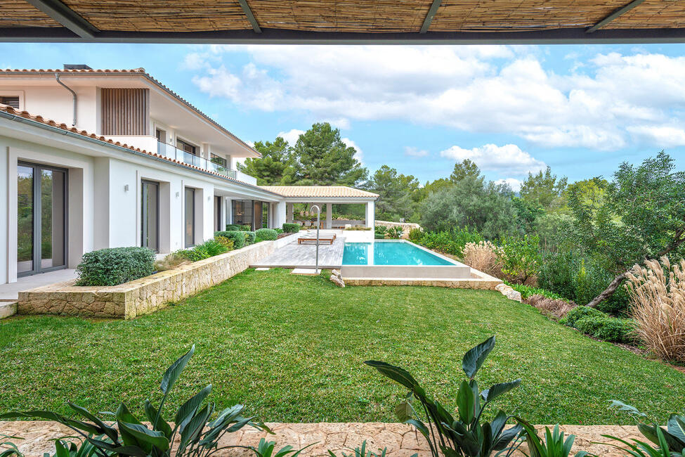 Mediterrane Villa mit Pool und Blick auf das Bellver Schloss in Bonanova