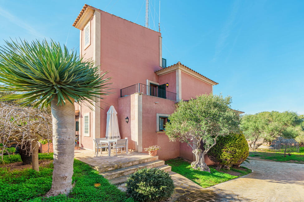 Villa mediterránea con piscina y vistas al mar en Sa Torre