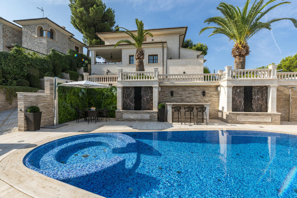 Luxuriöse Villa mit Pool, Meer- und Bergblick, in Strandnähe in Paguera