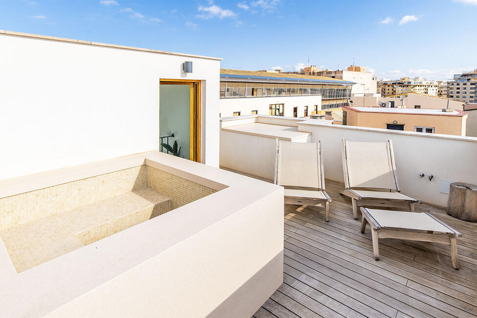 Luxuriöses Neubau-Stadthaus mit Meerblick, Dachterrasse und Garage in Palmas Altstadt