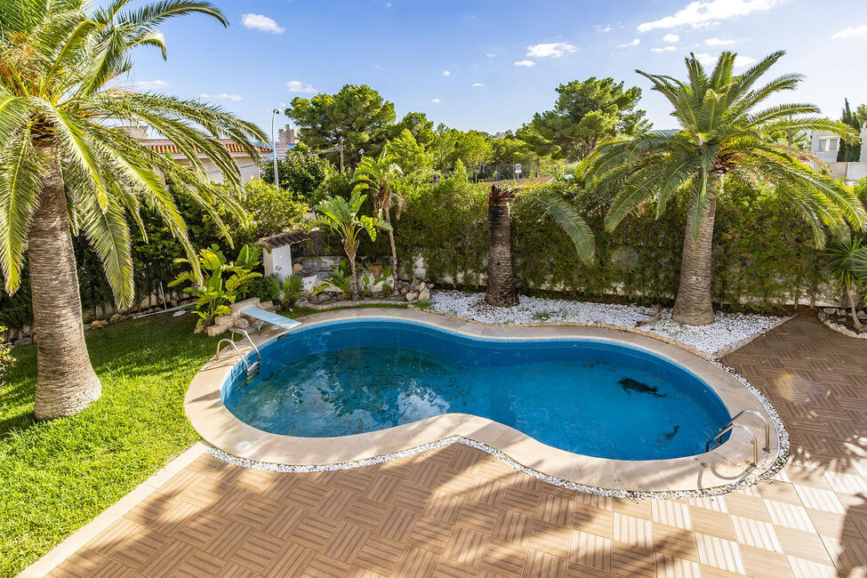 Mediterrane, renovierungsbedürftige Villa mit Pool, in Strandnähe in Palmanova