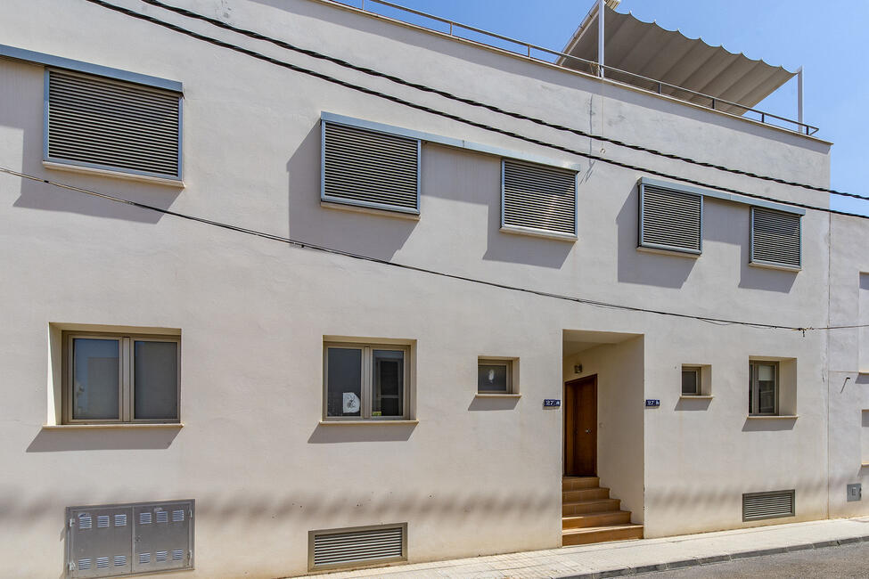 Great terraced house in 2nd sea line, with community pool in El Molinar