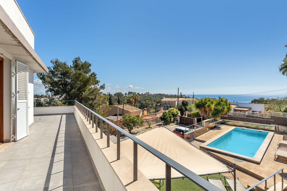 Schöne Villa in fantastischer Lage mit Meerblick und Pool in Genova