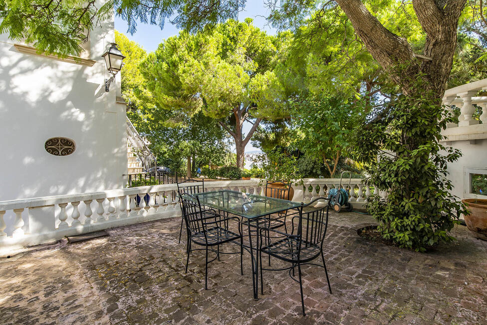 Casa señorial reformada con vistas al mar y piscina a los pies del Castillo de Bellver en Palma