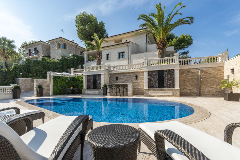 Luxuriöse Villa mit Pool, Meer- und Bergblick, in Strandnähe in Paguera