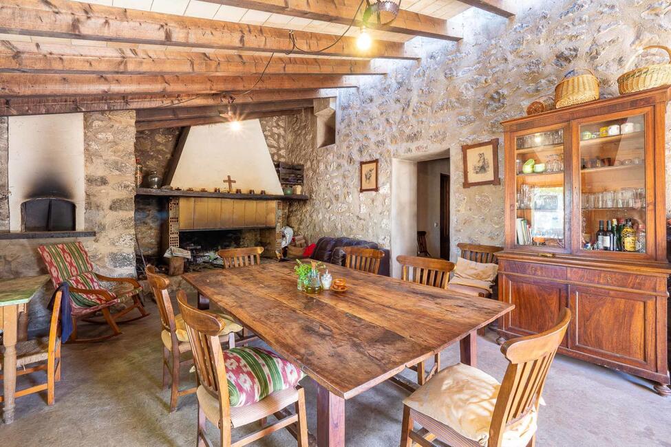 Renovierungsbedürftige Finca mit 710.000 m2 Grundstück in Escorca