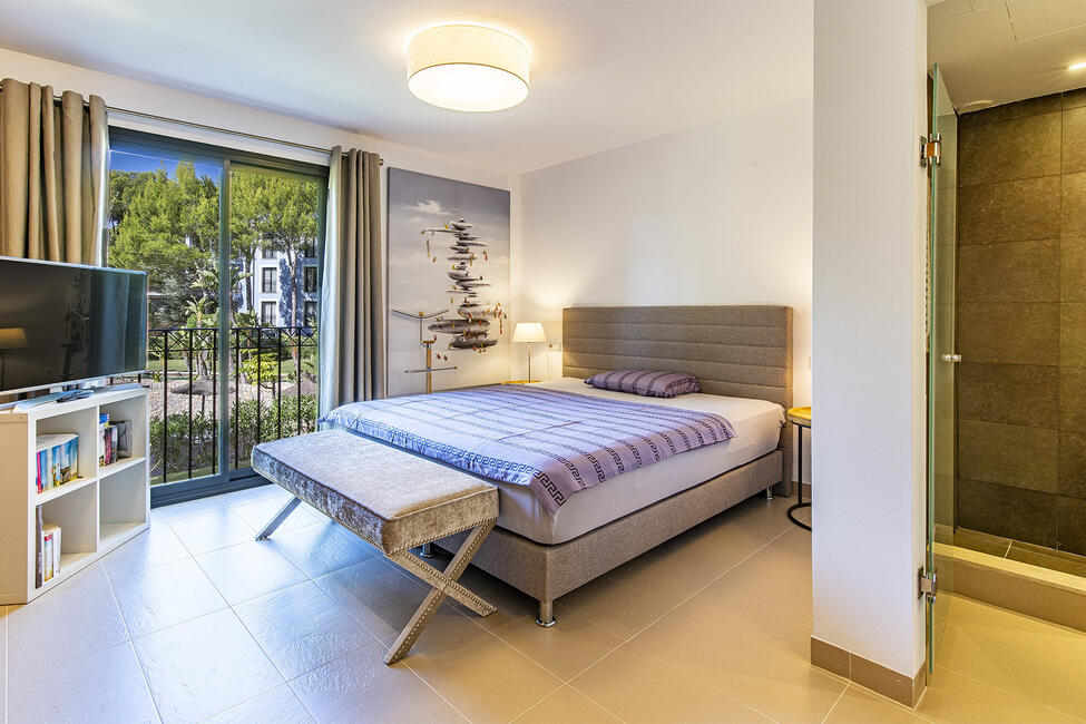 Herausragendes Erdgeschoss-Apartment mit wunderschönem Privatgarten in Camp de Mar