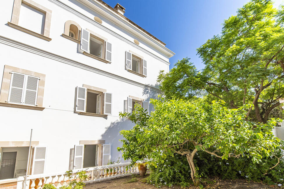 Casa señorial reformada con vistas al mar y piscina a los pies del Castillo de Bellver en Palma