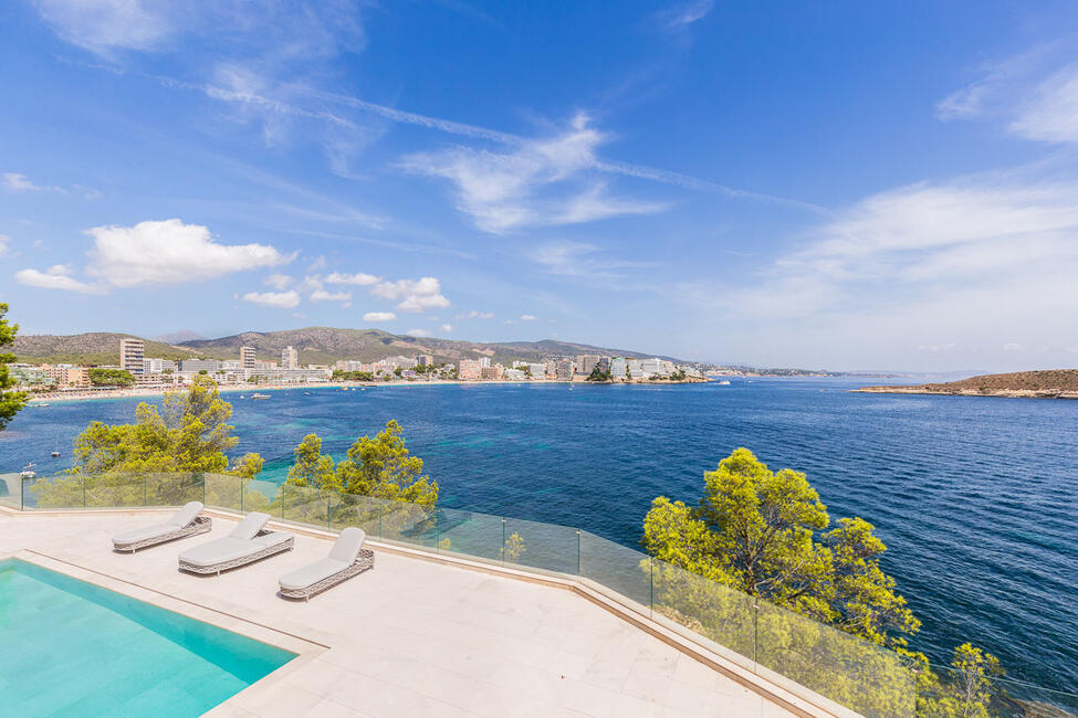 Spektakuläre Neubau-Luxusvilla in 1. Meereslinie in Cala Viñas