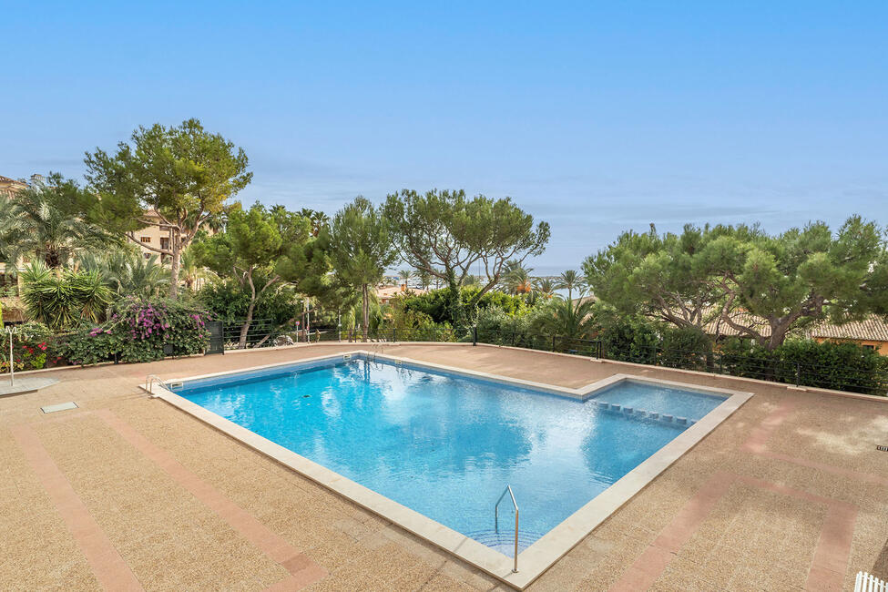 Renoviertes Erdgeschoss-Apartment mit Teilmeerblick in Portals Nous