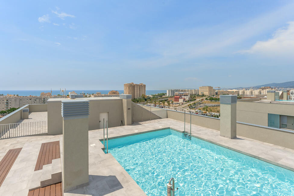 Ático de nueva construcción con vistas parciales al mar y piscina comunitaria en Portixol