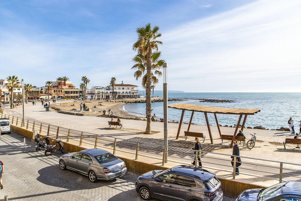 Piso lujosamente reformado en 1ª línea de mar en Palma-Portixol