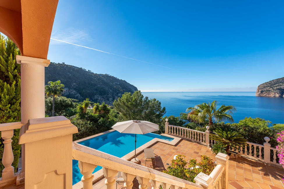 Luxury villa in 1st sea line with rental license in Camp de Mar
