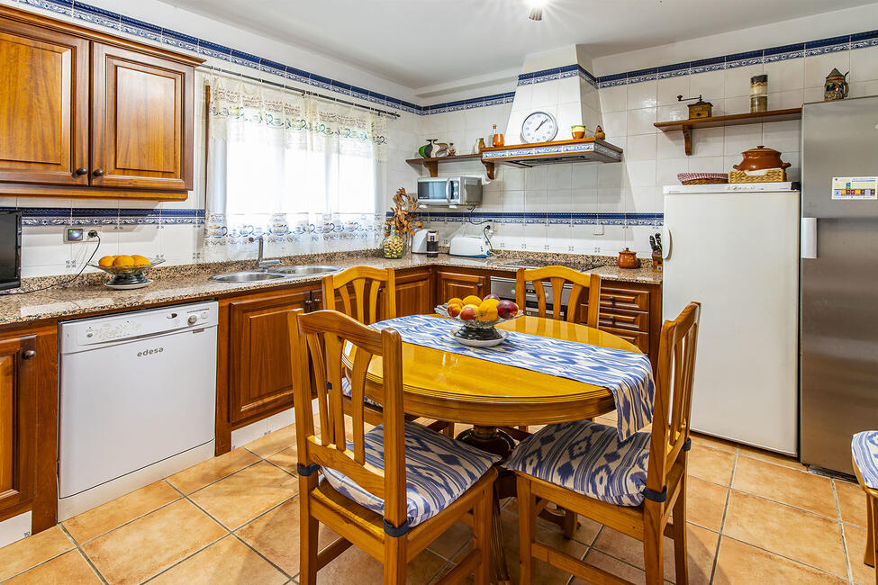 Chalet rústico con piscina de agua salada y jardín en Alaró