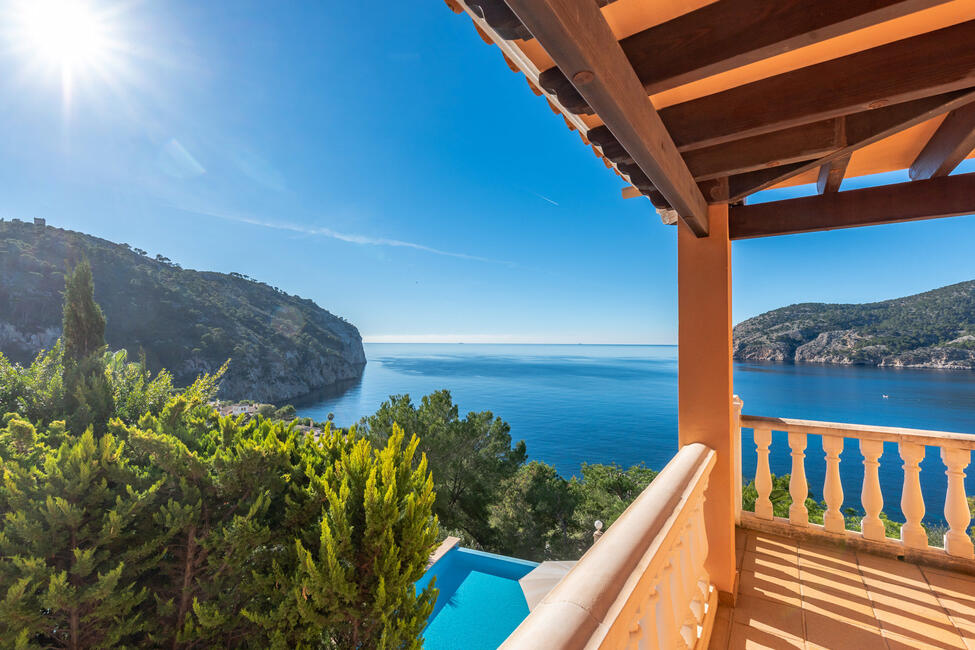 Luxury villa in 1st sea line with rental license in Camp de Mar