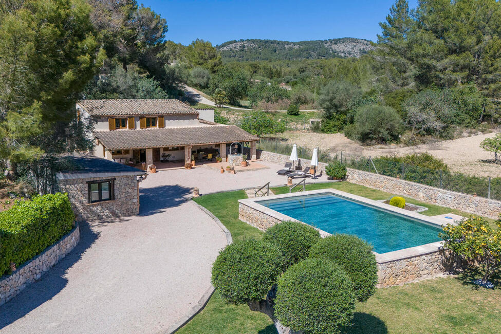 Preciosa finca con vistas a la montaña y piscina en Calvia