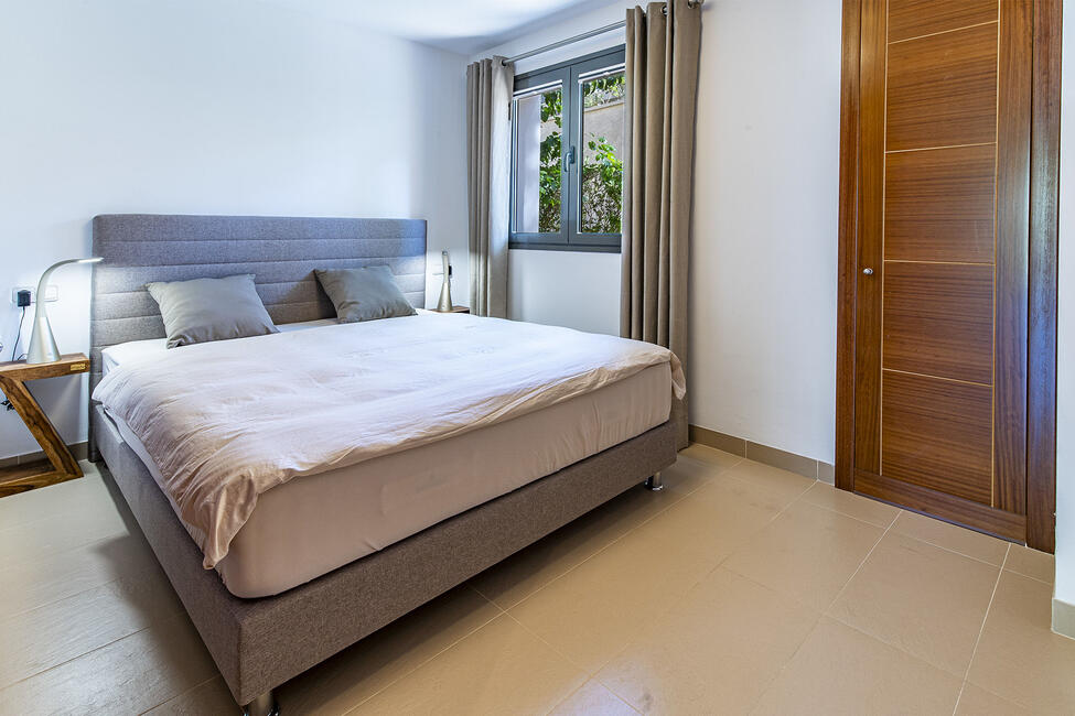Herausragendes Erdgeschoss-Apartment mit wunderschönem Privatgarten in Camp de Mar