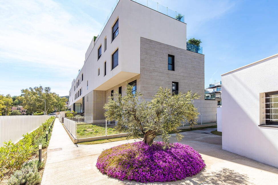 Moderno piso ajardinado con piscina comunitaria en Santa Ponsa